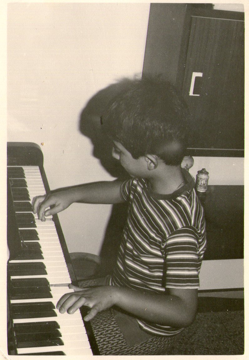 Giulio De Luca al pianoforte durante un concerto