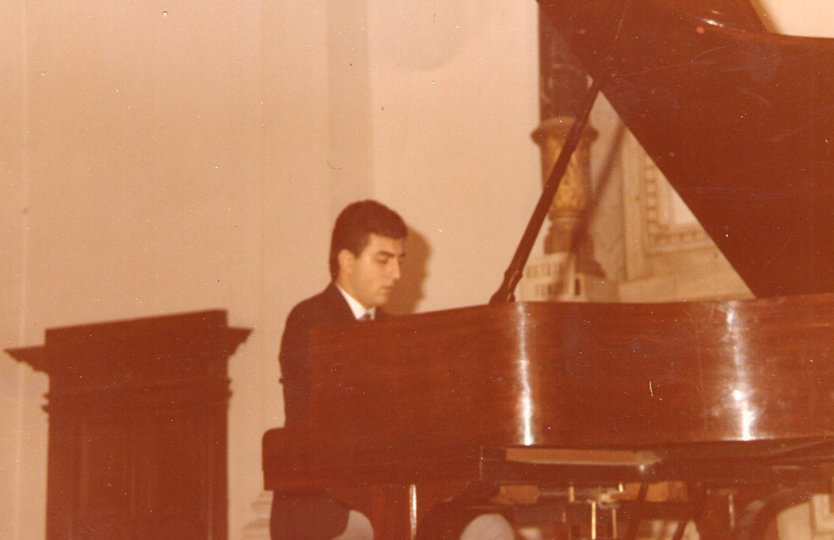 Giulio De Luca in un momento della sua attività musicale
