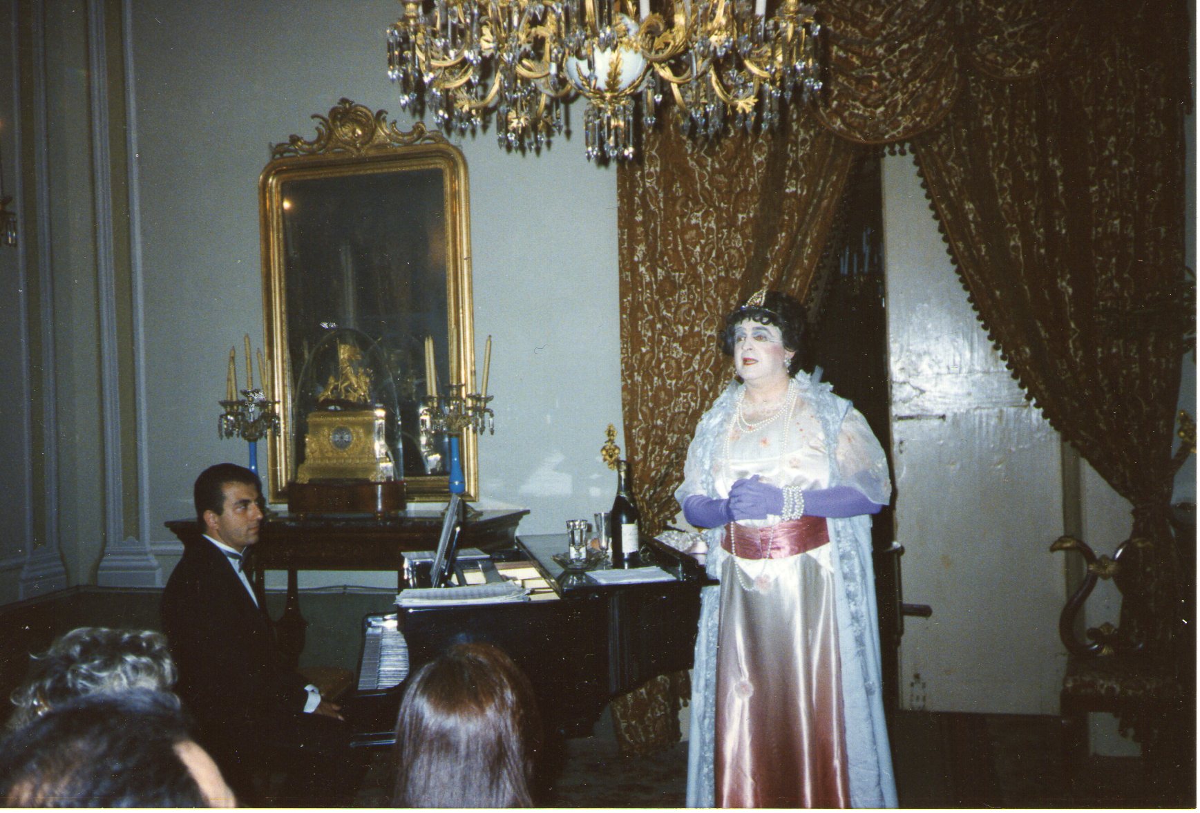 Giulio De Luca con Michael Aspinall nello spettacolo La Diva a tavola, Trani 1996