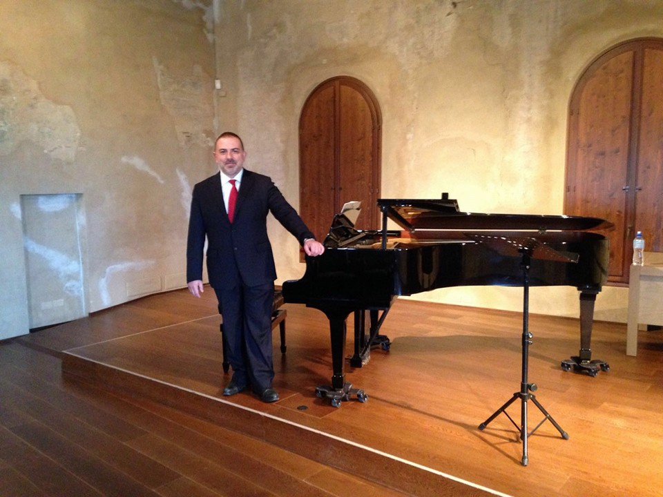 Giulio De Luca durante un appuntamento musicale a Carpi nel 2016