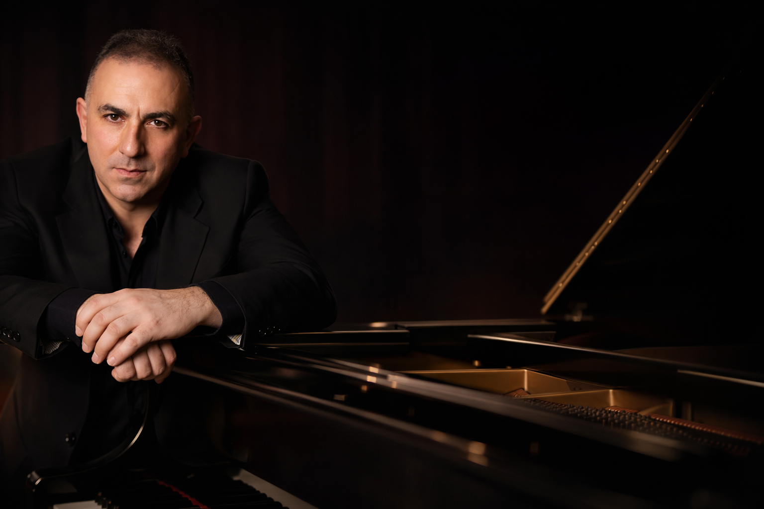 Giulio De Luca accanto al pianoforte