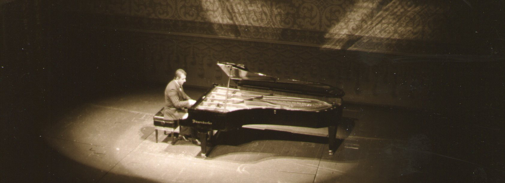 Giulio De Luca al pianoforte sul palcoscenico